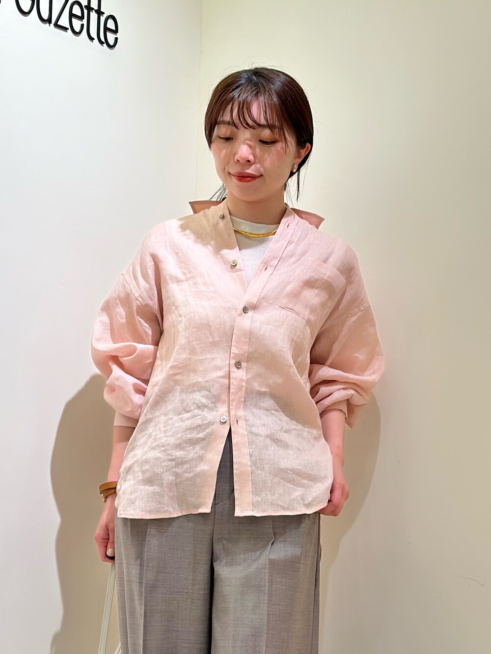 「大人カジュアル、休日スタイル、お出かけコーデ、シアートップス、春夏コーデ、シンプルコーデ、春ファッション、カジュアルスタイル、リネン、ピンク、whimgazette、ウィムガゼット、ワイドパンツ」|「Whim Gazetteのリネンキャンバスシャツ(シャツ/ブラウス、ピンク系)」を使った、髙橋さん(レディース・158cm)の春コーディネートの5枚目の写真