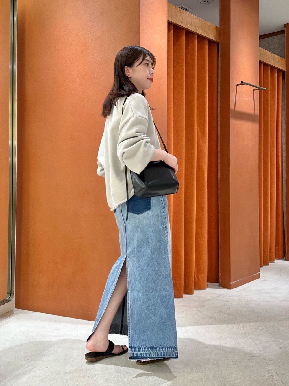 「春色、春めき満開コーデ、デニム、スウェット、春コーデ、大人カジュアル、休日スタイル、お出かけコーデ、オトナカジュアル、シンプルスタイル、きれいめコーデ、whimgazette、ウィムガゼット、デニムスカート、サンダルコーデ」|「Whim GazetteのスウェットVネックプルオーバー2(スウェット、ベージュ系)」を使った、髙橋さん(レディース・158cm)の春コーディネートの3枚目の写真