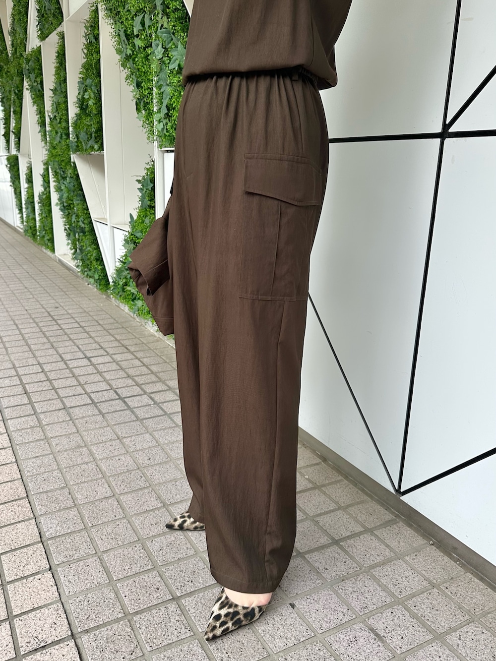 「お出かけコーデ、モノトーン、きれいめカジュアル、夏服コーデ、大人コーデ、キレイめカジュアル、オフィススタイル、ジャケット、オールインワン、セットアップ、レオパード、ウィムガゼット、whimgazette、オトナカジュアル、ブラウンコーデ」|「Whim Gazetteのオックスオールインワン(つなぎ/オールインワン、ブラウン系)」を使った、髙橋さん(レディース・158cm)の春コーディネートの7枚目の写真