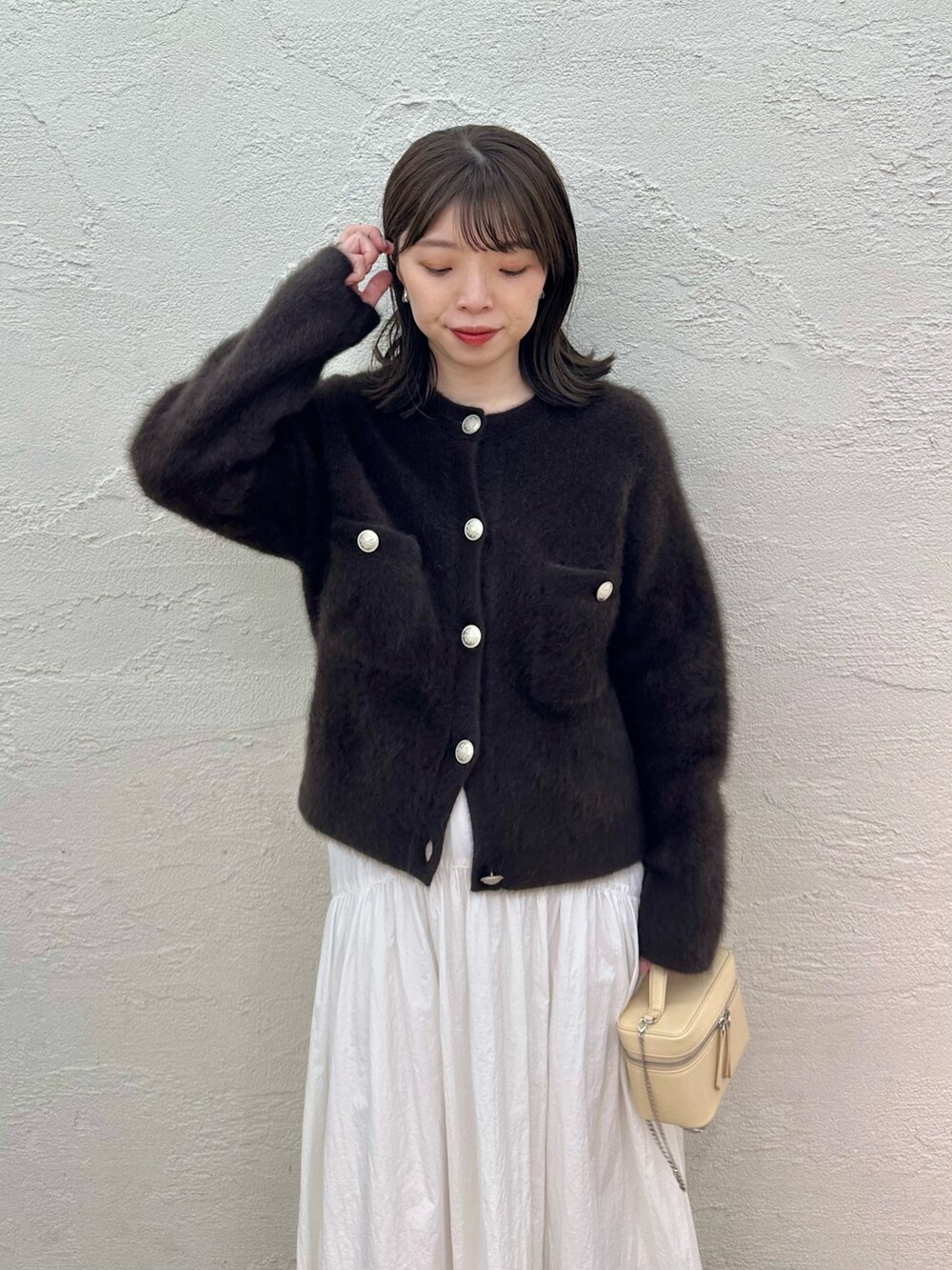 「デートコーデ、休日スタイル、ブラウン、きれいめカジュアル、お出かけコーデ、大人かわいい、骨格ストレート、ママファッション、秋コーデ、秋服準備はじめました、ニット、ジャケット、ブーツ、ウィムガゼット、whimgazette」｜「Whim Gazetteのファーボタンジャケット（カーディガン/ボレロ、ブラウン系）」を使った、髙橋さん（レディース・158cm）の夏コーディネートの5枚目の写真