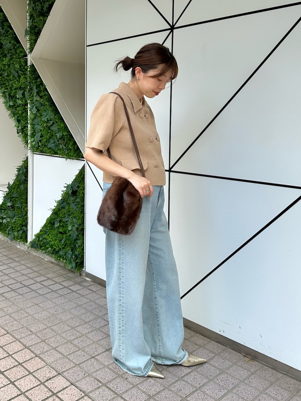 「お出かけコーデ、休日スタイル、デニム、きれいめカジュアル、オトナカジュアル、秋服準備はじめました、骨格ストレート、ママコーデ、ウィムガゼット、whimgazette、デニムパンツ、ニット、パンプス」｜「Whim Gazetteのドロストデニム（デニムパンツ、ブルー系）」を使った、髙橋さん（レディース・158cm）の夏コーディネートの3枚目の写真
