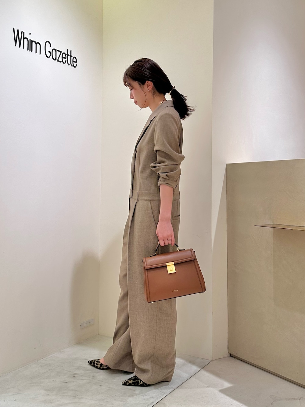 「パンツスタイル、オフィススタイル、シンプルスタイル、パンプス、ウィムガゼット、whimgazette、ジャンプスーツ、オールインワン、レオパード、入学式、春コーデ、春カラー、チョーカー、30代コーデ」｜「THE PAUSEの【THE PAUSE】テーラーカラージャンプスーツ（つなぎ/オールインワン、ベージュ系）」を使った、髙橋さん（レディース・158cm）の春コーディネートの2枚目の写真