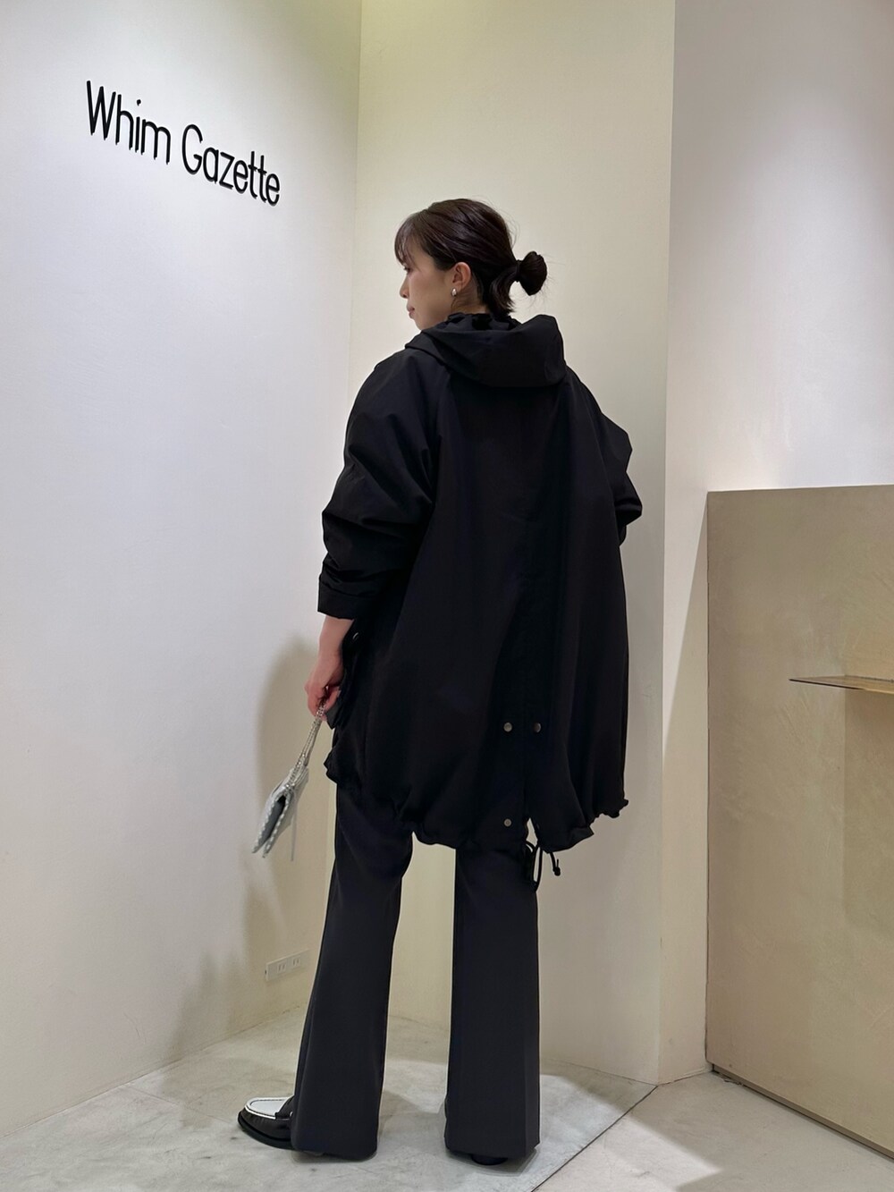 「春色、春先取り、大人ファッション、ラクチンコーデ、春、大人女子、きれいめコーデ、ゆるシルエット、春カラー、レイヤードスタイル、モノトーンコーデ、ショート丈トップス、春アウター、春コーデ、スウェット」｜「Whim GazetteのVガゼットプルオーバー（シャツ/ブラウス、ホワイト系）」を使った、髙橋さん（骨格ストレート・レディース・158cm）の冬コーディネートの2枚目の写真