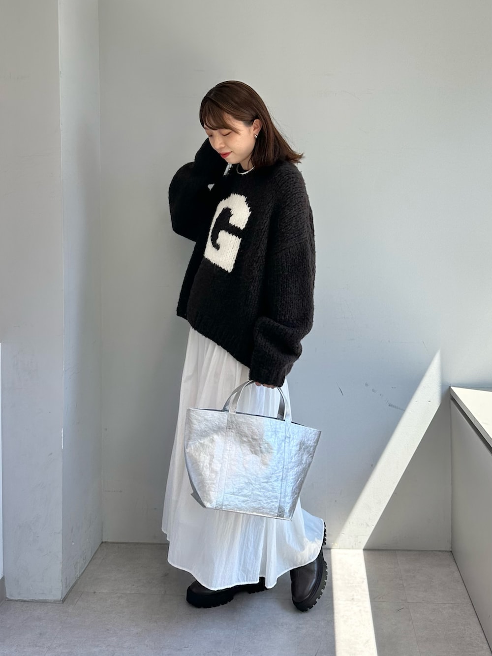 「秋服準備はじめました、シンプルコーデ、お出かけコーデ、ロングスカート、秋コーデ、秋冬コーデ、ブラウンコーデ、フレアスカート、ブーツ、ニット、ウィムガゼット、whimgazette」｜「Whim GazetteのGハンドニットプルオーバー（ニット/セーター、ブラウン系）」を使った、髙橋さん（レディース・158cm）の秋コーディネートの2枚目の写真