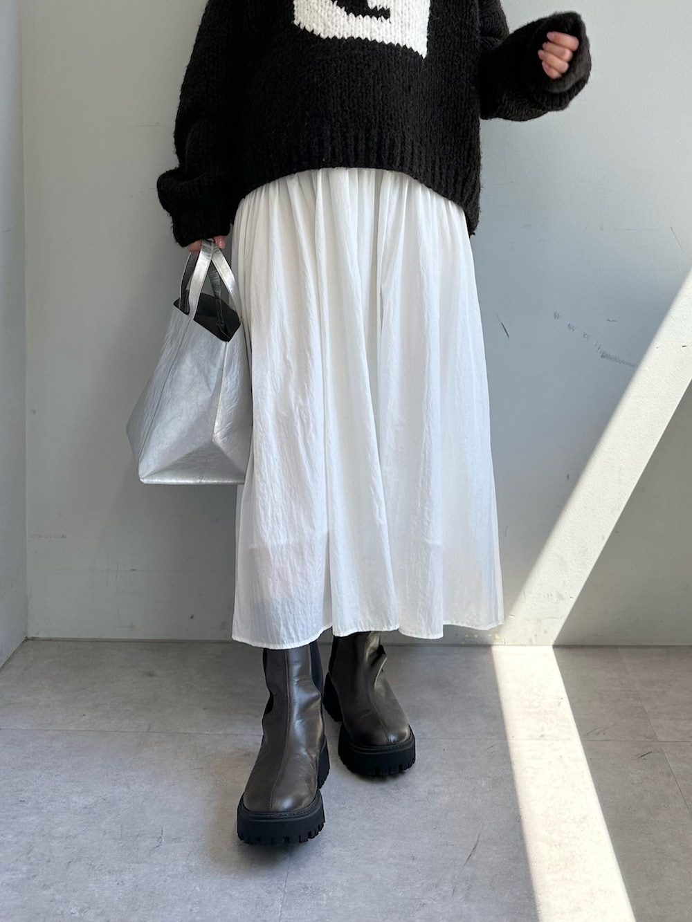 「秋服準備はじめました、シンプルコーデ、お出かけコーデ、ロングスカート、秋コーデ、秋冬コーデ、ブラウンコーデ、フレアスカート、ブーツ、ニット、ウィムガゼット、whimgazette」｜「Whim GazetteのGハンドニットプルオーバー（ニット/セーター、ブラウン系）」を使った、髙橋さん（レディース・158cm）の秋コーディネートの6枚目の写真