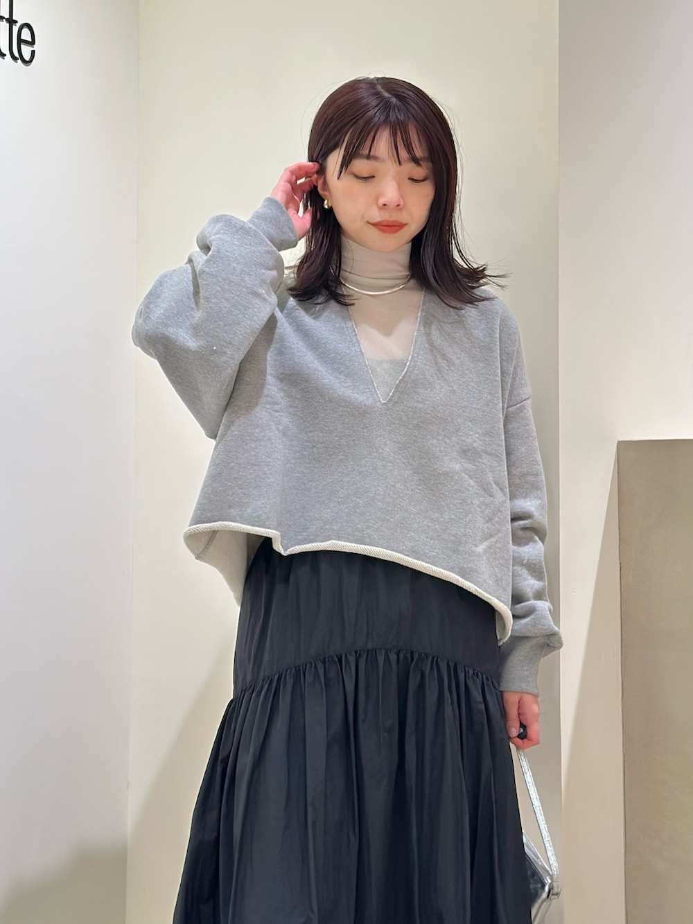 「春コーデ、お出かけコーデ、休日スタイル、大人可愛い、ゆるコーデ、春服、ラクチンコーデ、30代ファッション、30代コーデ、モノトーン、モノトーンコーデ、フレアスカート、ウィムガゼット、whimgazette、サイドゴアブーツ」|「Whim Gazetteの【Hoaw.】チョーカー(チョーカー、シルバー系)」を使った、髙橋さん(骨格ストレート・レディース・158cm)の春コーディネートの4枚目の写真
