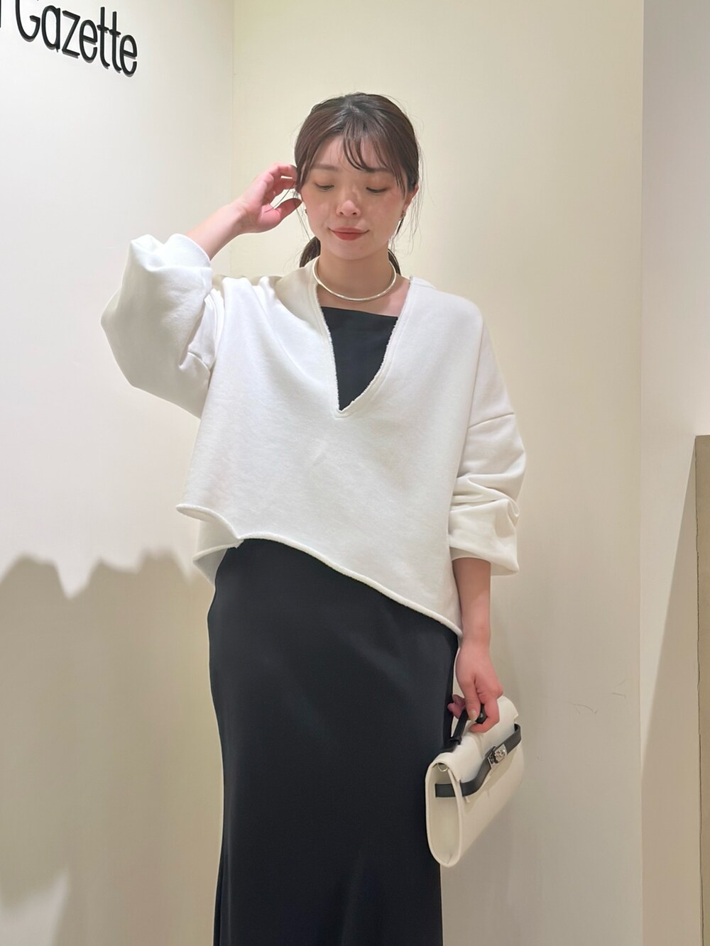 「大人カジュアル、モノトーン、春夏コーデ、シンプルコーデ、レイヤードスタイル、休日スタイル、スニーカー、ラクチンコーデ、リラックススタイル、カジュアルコーデ、キャミワンピ、ウィムガゼット、whimgazette、スウエット、30代コーデ」｜「Whim GazetteのスウェットVネックプルオーバー２（スウェット、ホワイト系）」を使った、髙橋さん（レディース・158cm）の春コーディネートの6枚目の写真