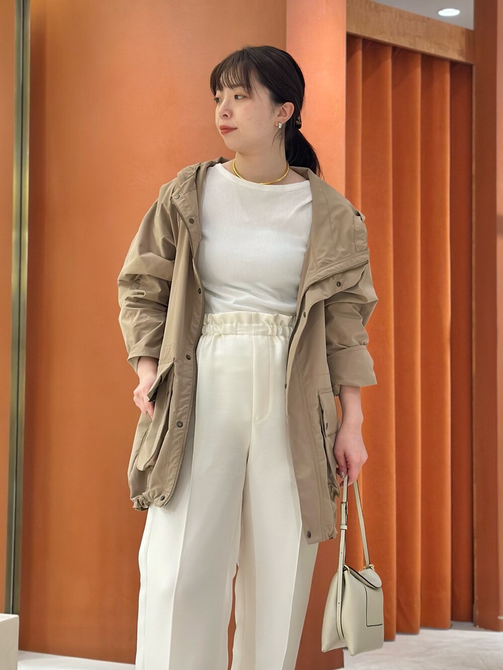 「ロンT、春服、春カラー、大人女子、おでかけコーデ、きれいめコーディネート、春夏コーデ、骨格ストレート、ウィムガゼット、whimgazette、ホワイト、ホワイトコーデ、ホワイトパンツ、ブルゾン、レオパード」｜「Whim Gazetteのフーディーブルゾン（ブルゾン、ベージュ系）」を使った、髙橋さん（骨格ストレート・レディース・158cm）の春コーディネートの6枚目の写真