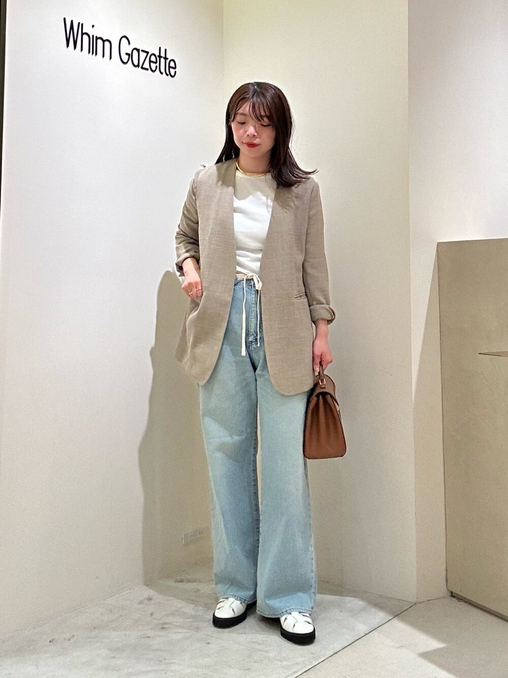 「ジャケット、春コーデ、オトナカジュアル、シンプルスタイル、大人ファッション、春色、ノーカラージャケット、デニムパンツ、デニムコーデ、ママコーデ、ママファッション、ウィムガゼット、きれいめカジュアル、whimgazette」|「Whim Gazetteの【Hoaw.】チョーカー(チョーカー、ゴールド系)」を使った、髙橋さん(骨格ストレート・レディース・158cm)の春コーディネートの6枚目の写真