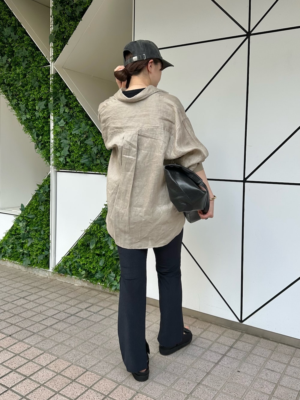 「休日スタイル、お出かけコーデ、大人カジュアル、アウトドアスタイル、カジュアルスタイル、おでかけコーデ、ウィムガゼット、whimgazette、リネン、スイムウェア、水着、オトナカジュアル、30代コーデ、ママコーデ」|「Whim Gazetteの<水着>パイルスリットパンツ(水着、ブラック系)」を使った、髙橋さん(レディース・158cm)の春コーディネートの3枚目の写真