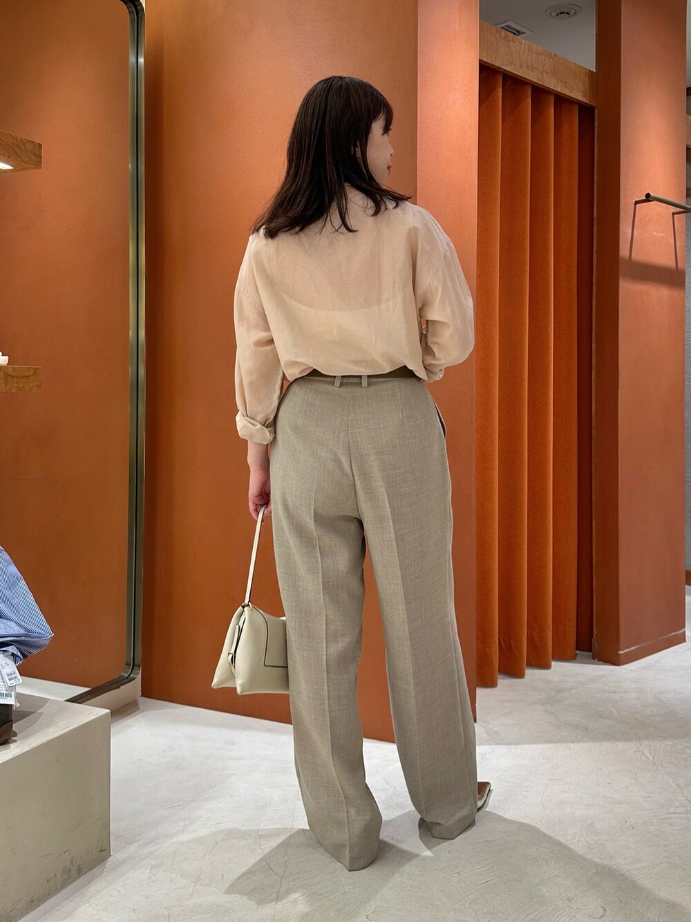 「ウィムガゼット、whimgazette、シアートップス、春服、大人女子、お出かけコーデ、大人かわいい、きれいめコーディネート、30代コーデ、セットアップ、ジャケット、ジャケットスタイル、ブラウス、オフィスカジュアル、通勤コーデ」|「Whim Gazetteのジュートライクノーカラージャケット(ノーカラージャケット、ベージュ系)」を使った、髙橋さん(骨格ストレート・レディース・158cm)の春コーディネートの5枚目の写真