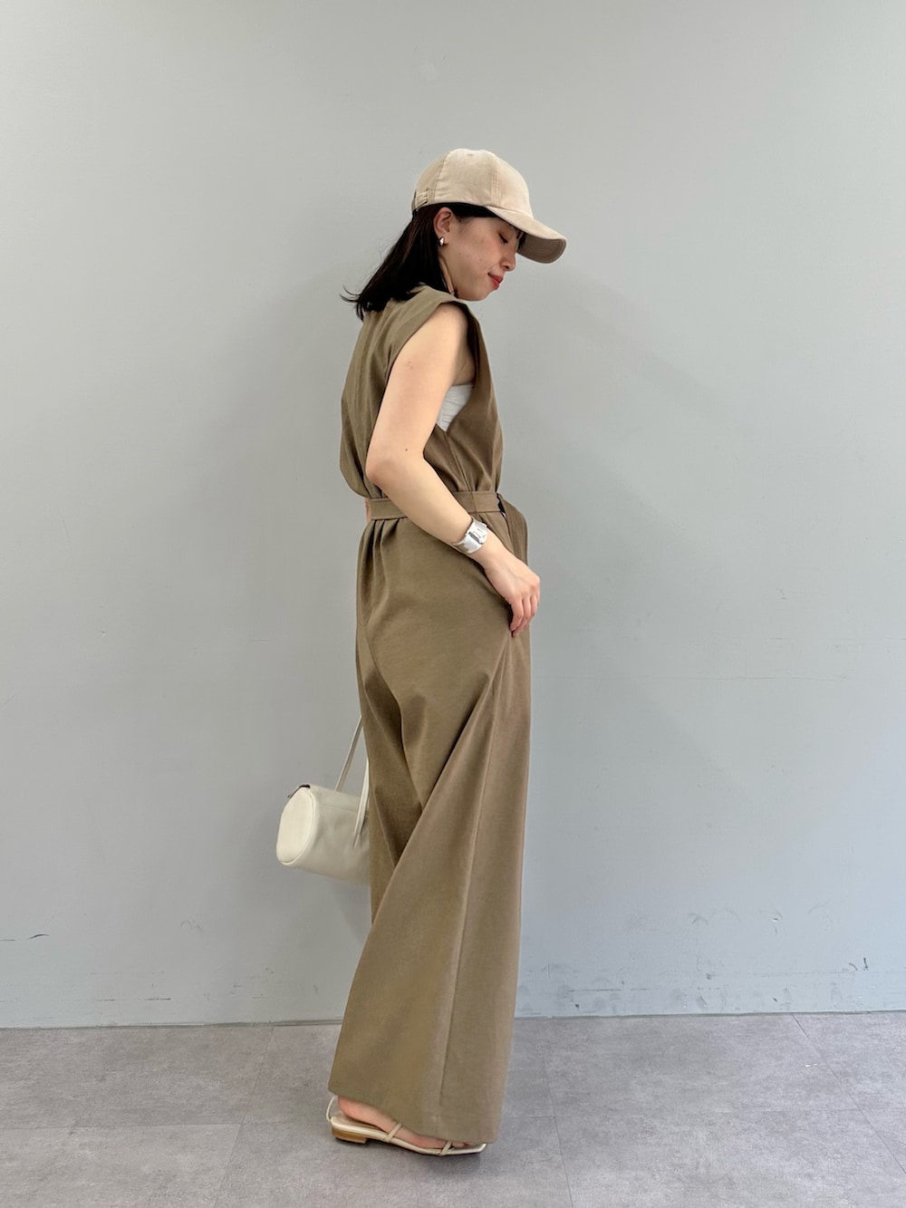 「春コーデ、お出かけコーデ、休日スタイル、パンツコーデ、大人可愛い、ゆるコーデ、ラクチンコーデ、大人女子、リラックススタイル、30代ファッション、30代コーデ、ウィムガゼット、whimgazette、オールインワン、ジャンプスーツ」|「THE PAUSEの【THE PAUSE】ドライタッチオールインワン(つなぎ/オールインワン、ブラウン系)」を使った、髙橋さん(骨格ストレート・レディース・158cm)の春コーディネートの4枚目の写真