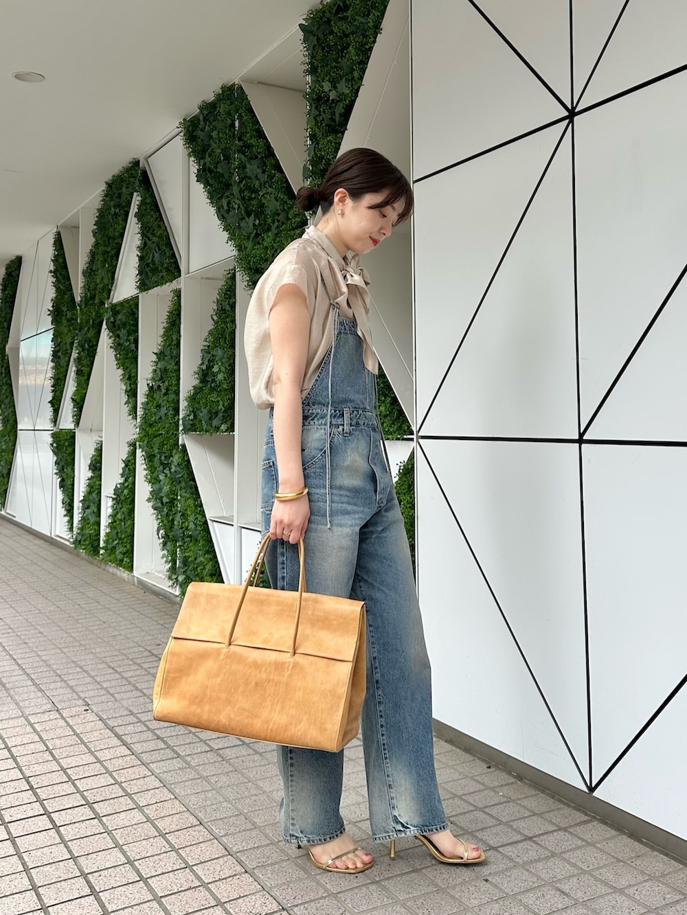 「春色、春めき満開コーデ、休日スタイル、お出かけコーデ、シアートップス、大人カジュアル、オトナ女子、オトナカジュアル、カジュアルスタイル、大人ガーリー、ママファッション、ボウタイブラウス、ウィムガゼット、オールインワン、デニム」｜「Whim Gazetteのデニムオールインワン2（つなぎ/オールインワン、ブルー系）」を使った、髙橋さん（レディース・158cm）の春コーディネートの2枚目の写真