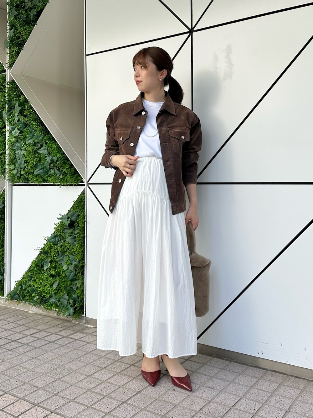「デニム、白Tシャツ、シンプルコーデ、きれいめカジュアル、ノースリーブ、お出かけコーデ、秋コーデ、Gジャン、ウィムガゼット、whimgazette、フレアスカート、ファーバッグ、オトナカジュアル、骨格ストレート、30代コーデ」|「Whim Gazetteのヴィンテージタフタスカート(スカート、ホワイト系)」を使った、髙橋さん(レディース・158cm)の夏コーディネートの2枚目の写真