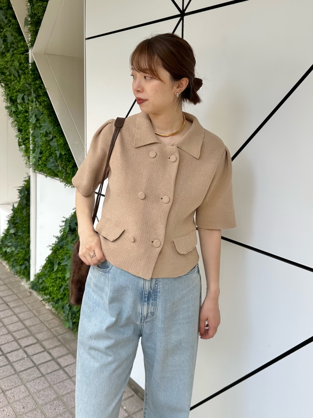 「お出かけコーデ、休日スタイル、デニム、きれいめカジュアル、オトナカジュアル、秋服準備はじめました、骨格ストレート、ママコーデ、ウィムガゼット、whimgazette、デニムパンツ、ニット、パンプス」｜「Whim Gazetteのドロストデニム（デニムパンツ、ブルー系）」を使った、髙橋さん（レディース・158cm）の夏コーディネートの5枚目の写真