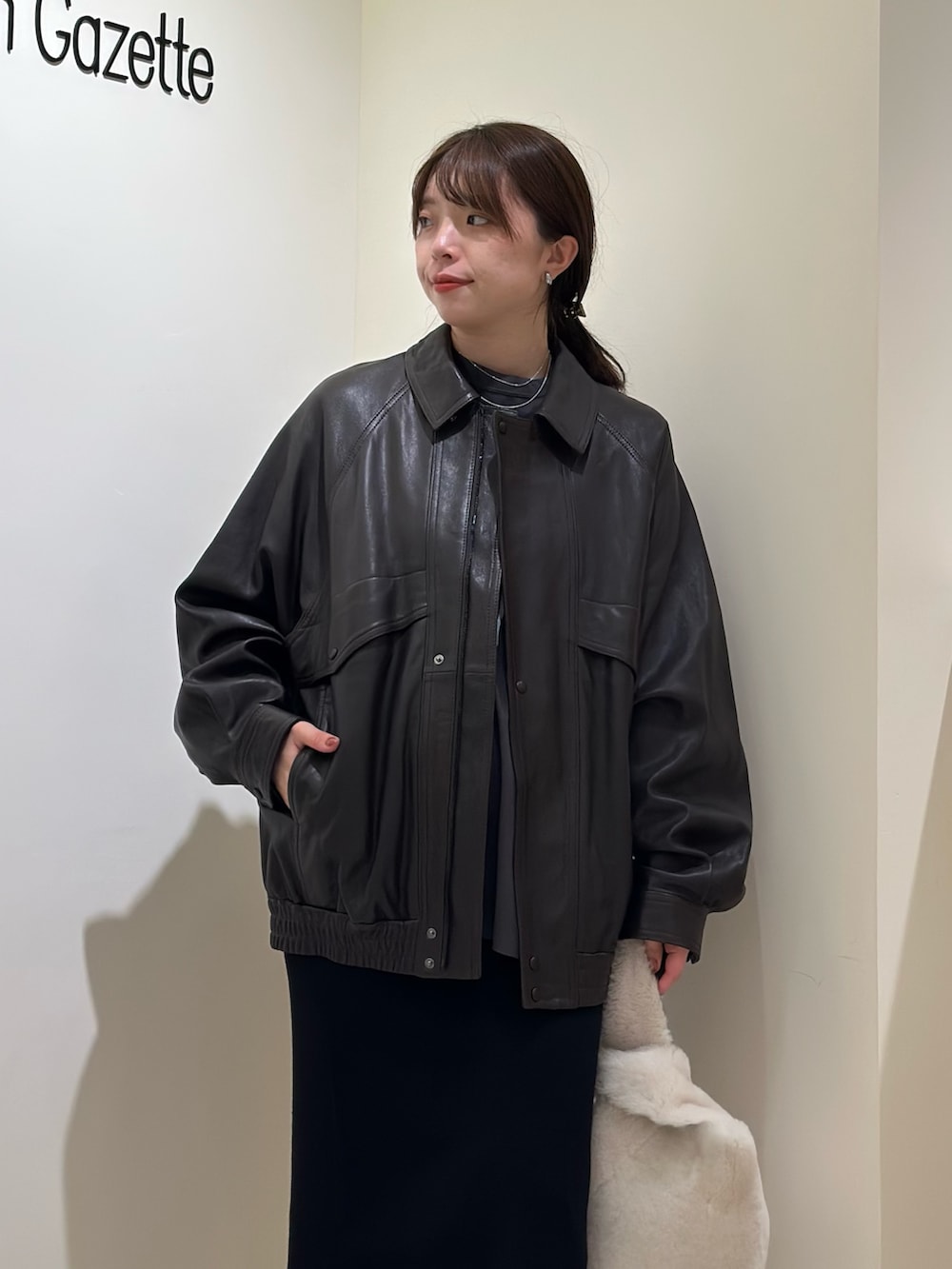 「レザー、秋服準備はじめました、きれいめカジュアル、お出かけコーデ、レイヤードスタイル、ニットベスト、ブーツ、秋コーデ、ブルゾン、タイトスカート、whimgazette、ウィムガゼット、ロゴT、オトナカジュアル、30代コーデ」|「Whim GazetteのリラックスロゴTシャツ(Tシャツ/カットソー、グレー系)」を使った、髙橋さん(レディース・158cm)の秋コーディネートの5枚目の写真
