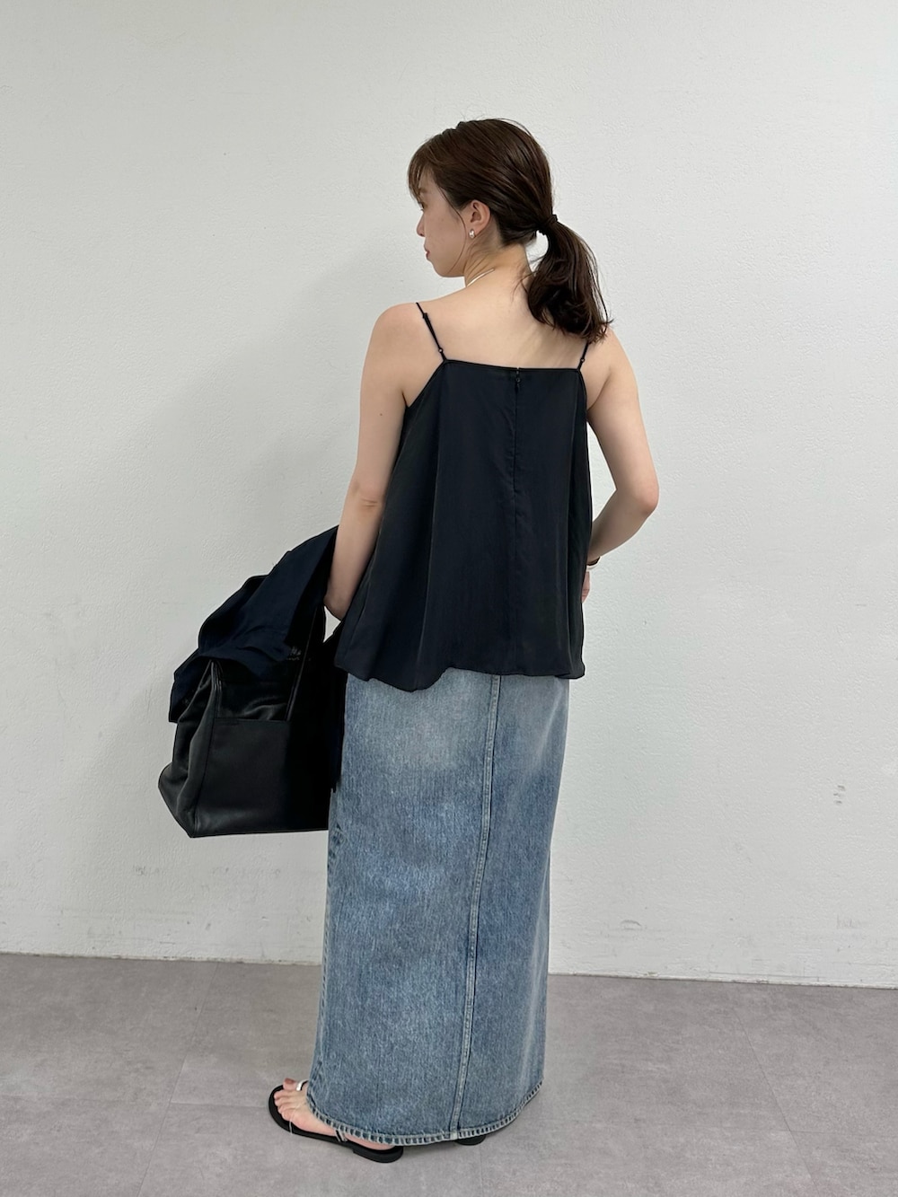 「大人カジュアル、モノトーン、春夏コーデ、シンプルコーデ、きれいめカジュアル、休日スタイル、デニム、大人女子、夏ファッション、カジュアルコーデ、ウィムガゼット、whimgazette、デニムスカート、ジレ、30代コーデ」|「Whim Gazetteのサテンキャミソール(キャミソール、ブラック系)」を使った、髙橋さん(レディース・158cm)の春コーディネートの8枚目の写真