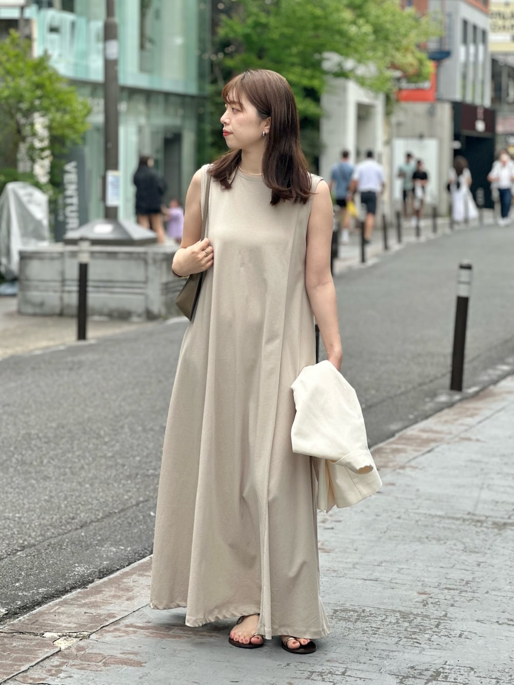 「サンダル、きれいめカジュアル、休日スタイル、お出かけコーデ、淡色コーデ、大人カジュアルコーデ、春夏コーデ、30代コーデ、ママファッション、ワンピース、ジレ、ワントーンコーデ、ノースリーブ、ウィムガゼット、whimgazette」｜「Whim Gazetteのカットフレアワンピース（ワンピース、ベージュ系）」を使った、髙橋さん（レディース・158cm）の春コーディネートの6枚目の写真