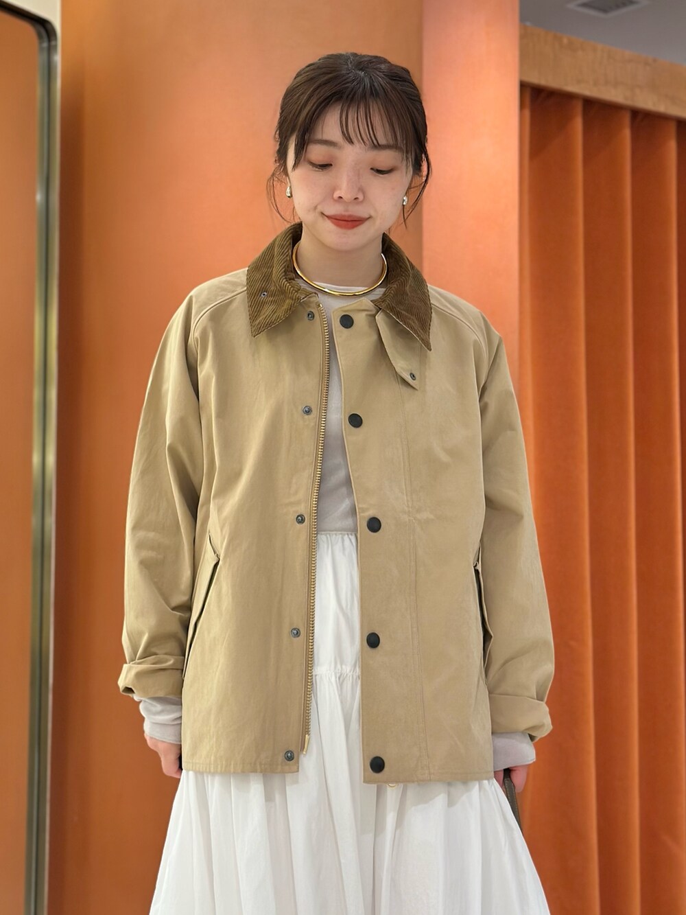 「ウィムガゼット、whimgazette、春色、シンプルスタイル、お出かけコーデ、キレイめコーデ、大人カジュアルコーデ、春先取り、ママファッション、ローファー、フレアスカート、春アウター、春コーデ」|「Whim Gazetteのシアーベロアバックシャンカットソー(Tシャツ/カットソー、ベージュ系)」を使った、髙橋さん(骨格ストレート・レディース・158cm)の春コーディネートの4枚目の写真