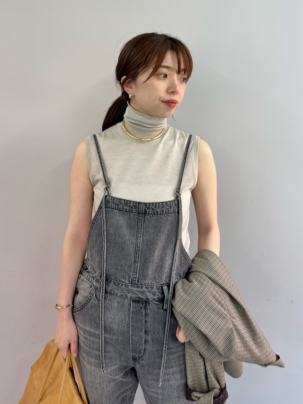 「夏コーデ、きれいめカジュアル、デニム、お出かけコーデ、ノースリーブ、トートバッグ、夏服コーデ、おでかけコーデ、キレイめカジュアル、大人ファッション、ジャケット、オールインワン、タートルネック、ウィムガゼット、whimgazette」｜「Whim Gazetteの【Hoaw.】チョーカー（チョーカー、シルバー系）」を使った、髙橋さん（レディース・158cm）の夏コーディネートの4枚目の写真