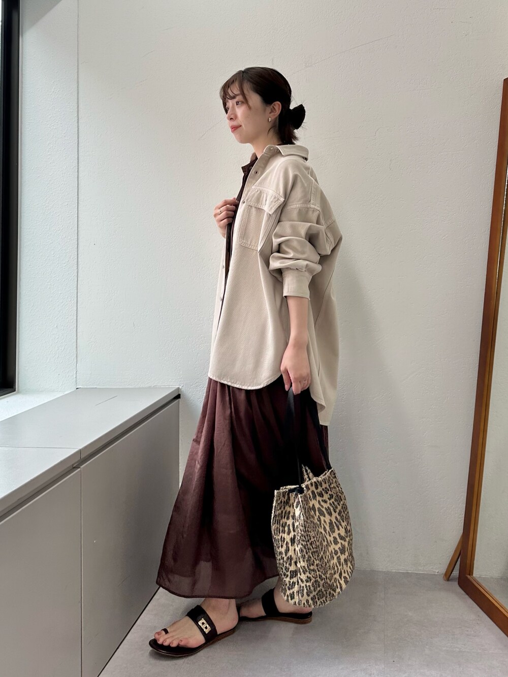 「サンダル、ワンピース、きれいめカジュアル、休日スタイル、お出かけコーデ、夏コーデ、オトナ女子、ロングワンピース、ワンピーススタイル、ノースリーブ、ウィムガゼット、whimgazette、オーバーサイズ、シャツコーデ、シャツスタイル」｜「Whim Gazetteのシルクローンギャザーワンピース（ワンピース、ブラウン系）」を使った、髙橋さん（レディース・158cm）の春コーディネートの4枚目の写真