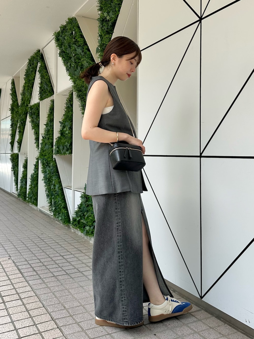 「デニム、ノースリーブ、シンプルコーデ、きれいめカジュアル、夏コーデ、お出かけコーデ、カジュアルスタイル、オトナ女子、休日スタイル、大人コーデ、30代コーデ、ジレ、デニムスカート、スニーカー、ウィムガゼット」｜「Whim Gazetteの【THESING】キャンバススエードスニーカー（スニーカー、ブルー系）」を使った、髙橋さん（レディース・158cm）の夏コーディネートの4枚目の写真