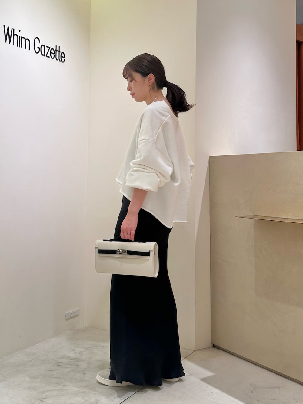「大人カジュアル、モノトーン、春夏コーデ、シンプルコーデ、レイヤードスタイル、休日スタイル、スニーカー、ラクチンコーデ、リラックススタイル、カジュアルコーデ、キャミワンピ、ウィムガゼット、whimgazette、スウエット、30代コーデ」｜「Whim GazetteのスウェットVネックプルオーバー２（スウェット、ホワイト系）」を使った、髙橋さん（レディース・158cm）の春コーディネートの4枚目の写真