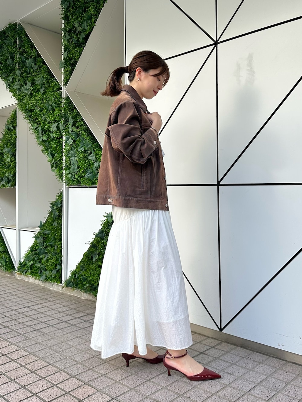 「デニム、白Tシャツ、シンプルコーデ、きれいめカジュアル、ノースリーブ、お出かけコーデ、秋コーデ、Gジャン、ウィムガゼット、whimgazette、フレアスカート、ファーバッグ、オトナカジュアル、骨格ストレート、30代コーデ」|「Whim Gazetteのヴィンテージタフタスカート(スカート、ホワイト系)」を使った、髙橋さん(レディース・158cm)の夏コーディネートの5枚目の写真