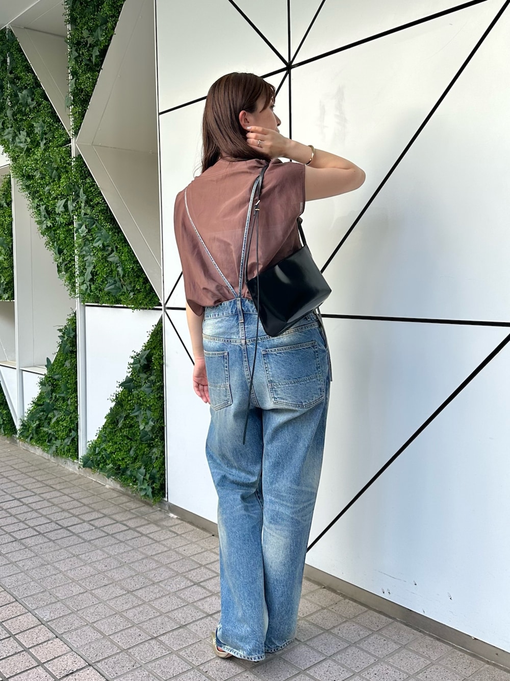 「きれいめカジュアル、休日スタイル、デニム、シアートップス、お出かけコーデ、夏コーデ、大人かわいい、キレイめカジュアル、サロペット、オールインワン、ウィムガゼット、whimgazette、オトナカジュアル、ブラウス、骨格ストレート」｜「Whim Gazetteのデニムオールインワン2（つなぎ/オールインワン、ブルー系）」を使った、髙橋さん（レディース・158cm）の春コーディネートの3枚目の写真