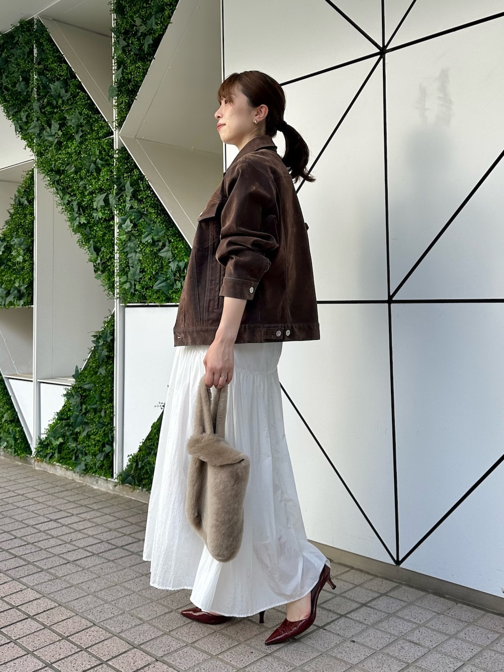 「デニム、白Tシャツ、シンプルコーデ、きれいめカジュアル、ノースリーブ、お出かけコーデ、秋コーデ、Gジャン、ウィムガゼット、whimgazette、フレアスカート、ファーバッグ、オトナカジュアル、骨格ストレート、30代コーデ」|「Whim Gazetteのヴィンテージタフタスカート(スカート、ホワイト系)」を使った、髙橋さん(レディース・158cm)の夏コーディネートの3枚目の写真