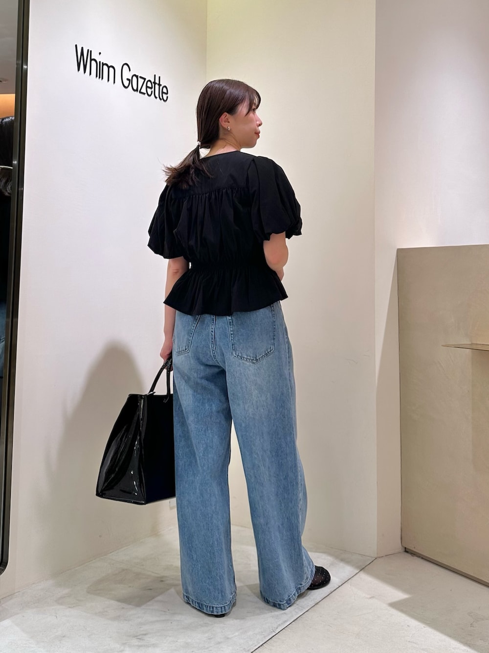 「春コーデ、春めき満開コーデ、春服コーデ、おでかけコーデ、大人ファッション、お花見コーデ、大人ガーリー、大人かわいい、ウィムガゼット、whimgazette、デニム、デニムパンツ、デニムコーデ、ブラウス、パフスリーブ」｜「THE PAUSEの【THE PAUSE】パフスリーブブラウス（シャツ/ブラウス、ブラック系）」を使った、髙橋さん（骨格ストレート・レディース・158cm）の春コーディネートの3枚目の写真