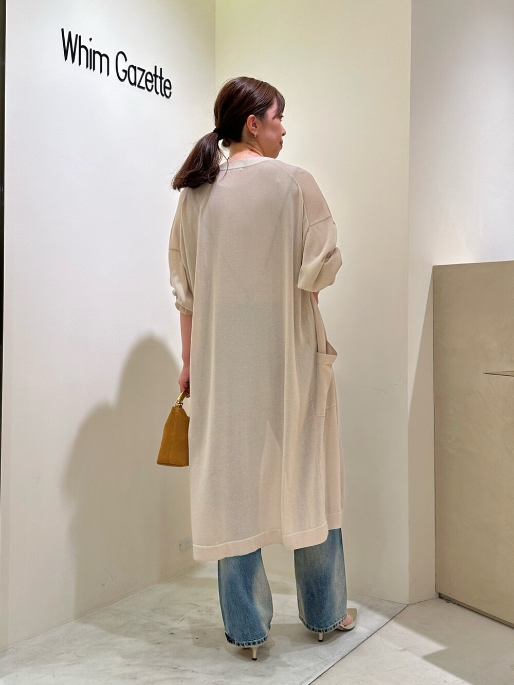 「大人カジュアル、春夏コーデ、シンプルコーデ、きれいめカジュアル、デニム、ラクチンコーデ、大人かわいい、夏ファッション、リラックススタイル、カジュアルコーデ、ウィムガゼット、whimgazette、オールインワン、カーディガン、30代コーデ」｜「Whim Gazetteのデニムオールインワン2（つなぎ/オールインワン、ブルー系）」を使った、髙橋さん（レディース・158cm）の春コーディネートの3枚目の写真
