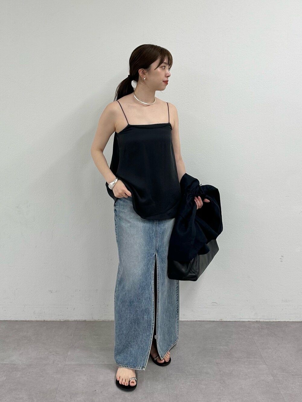 「大人カジュアル、モノトーン、春夏コーデ、シンプルコーデ、きれいめカジュアル、休日スタイル、デニム、大人女子、夏ファッション、カジュアルコーデ、ウィムガゼット、whimgazette、デニムスカート、ジレ、30代コーデ」|「Whim Gazetteのサテンキャミソール(キャミソール、ブラック系)」を使った、髙橋さん(レディース・158cm)の春コーディネートの7枚目の写真