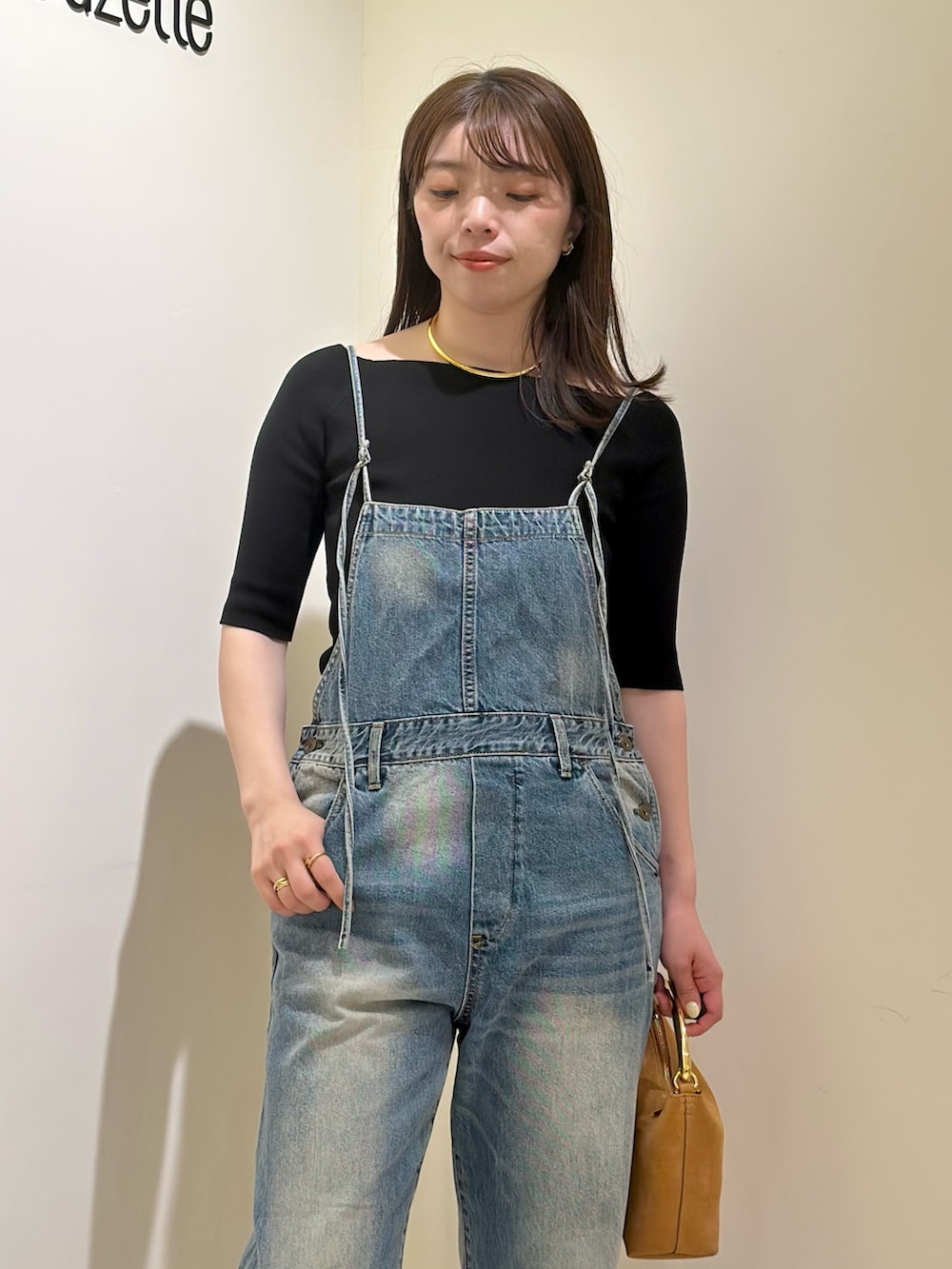 「春夏コーデ、シンプルコーデ、きれいめカジュアル、休日スタイル、デニム、お出かけコーデ、シンプル、夏コーデ、カジュアルスタイル、骨格ストレート、30代コーデ、オフショル、ウィムガゼット、whimgazette、オールインワン」｜「Whim Gazetteのデニムオールインワン2（つなぎ/オールインワン、ブルー系）」を使った、髙橋さん（レディース・158cm）の春コーディネートの5枚目の写真