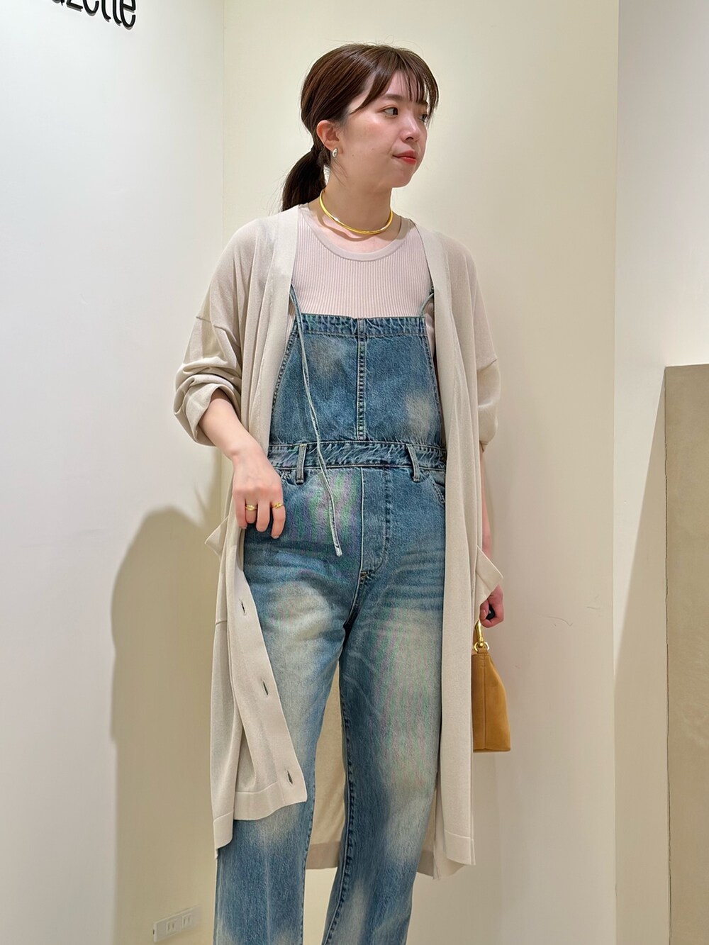 「大人カジュアル、春夏コーデ、シンプルコーデ、きれいめカジュアル、デニム、ラクチンコーデ、大人かわいい、夏ファッション、リラックススタイル、カジュアルコーデ、ウィムガゼット、whimgazette、オールインワン、カーディガン、30代コーデ」｜「Whim Gazetteのデニムオールインワン2（つなぎ/オールインワン、ブルー系）」を使った、髙橋さん（レディース・158cm）の春コーディネートの5枚目の写真