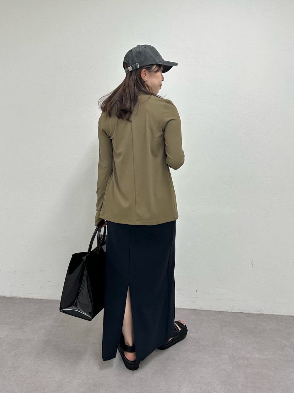 「キャップ、休日スタイル、カーディガン、お出かけコーデ、モノトーン、シンプルスタイル、大人カジュアルコーデ、ブラック、初夏コーデ、ジャケットコーデ、水着、サンダル、ウィムガゼット、whimgazette」|「Whim Gazetteの<水着>パイルタンクトップ(水着、ブラック系)」を使った、髙橋さん(レディース・158cm)の春コーディネートの3枚目の写真