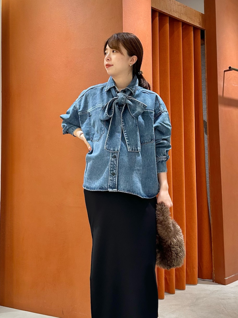 「秋服準備はじめました、きれいめカジュアル、お出かけコーデ、秋コーデ、デニム、大人かわいい、オトナカジュアル、デニムシャツ、ボウタイ、タイトスカート、ウィムガゼット、whimgazette、30代コーデ、ブーツ、ファー小物」｜「Whim Gazetteのデニムボウタイシャツ（シャツ/ブラウス、ブルー系）」を使った、髙橋さん（レディース・158cm）の秋コーディネートの5枚目の写真