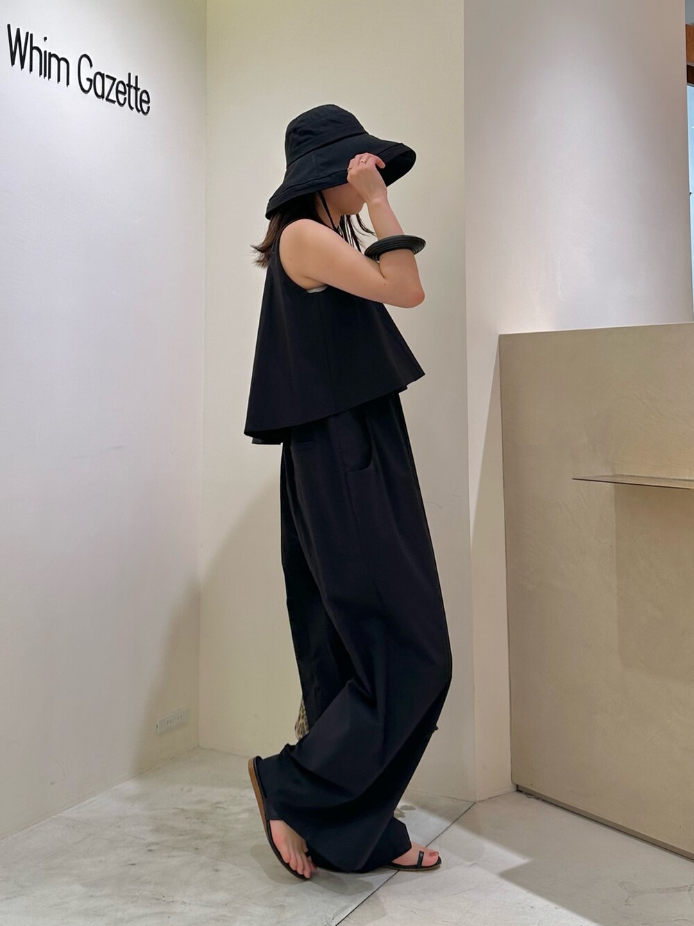 「大人カジュアル、お出かけコーデ、アウトドアスタイル、春夏コーデ、シンプルコーデ、きれいめカジュアル、休日スタイル、おでかけコーデ、夏コーデ、30代コーデ、ママファッション、ウィムガゼット、whimgazette、ブラック、オールインワン」|「THE PAUSEの【THE PAUSE】ブリムハット(ハット、ブラック系)」を使った、髙橋さん(レディース・158cm)の春コーディネートの4枚目の写真