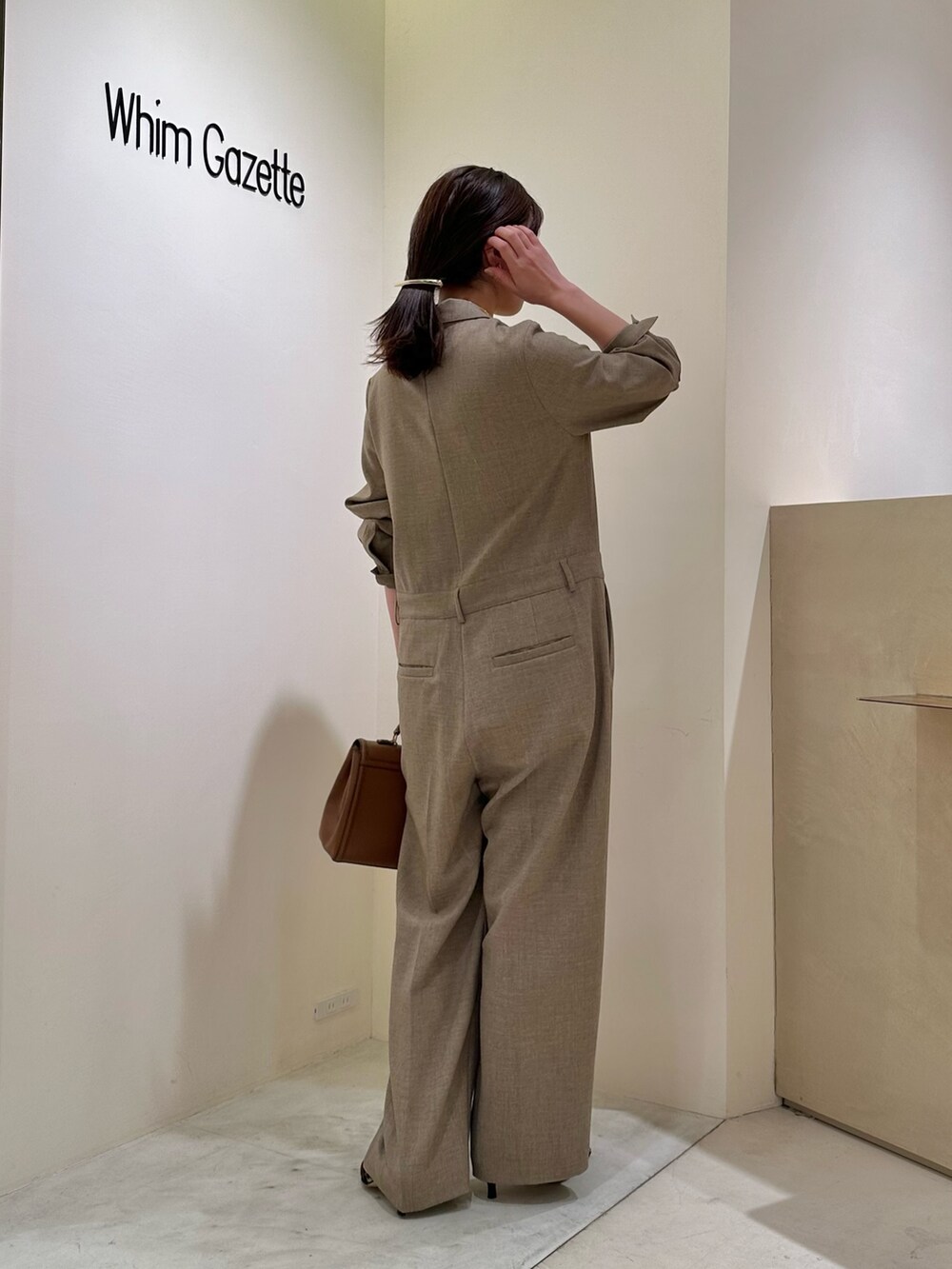 「パンツスタイル、オフィススタイル、シンプルスタイル、パンプス、ウィムガゼット、whimgazette、ジャンプスーツ、オールインワン、レオパード、入学式、春コーデ、春カラー、チョーカー、30代コーデ」｜「THE PAUSEの【THE PAUSE】テーラーカラージャンプスーツ（つなぎ/オールインワン、ベージュ系）」を使った、髙橋さん（レディース・158cm）の春コーディネートの3枚目の写真