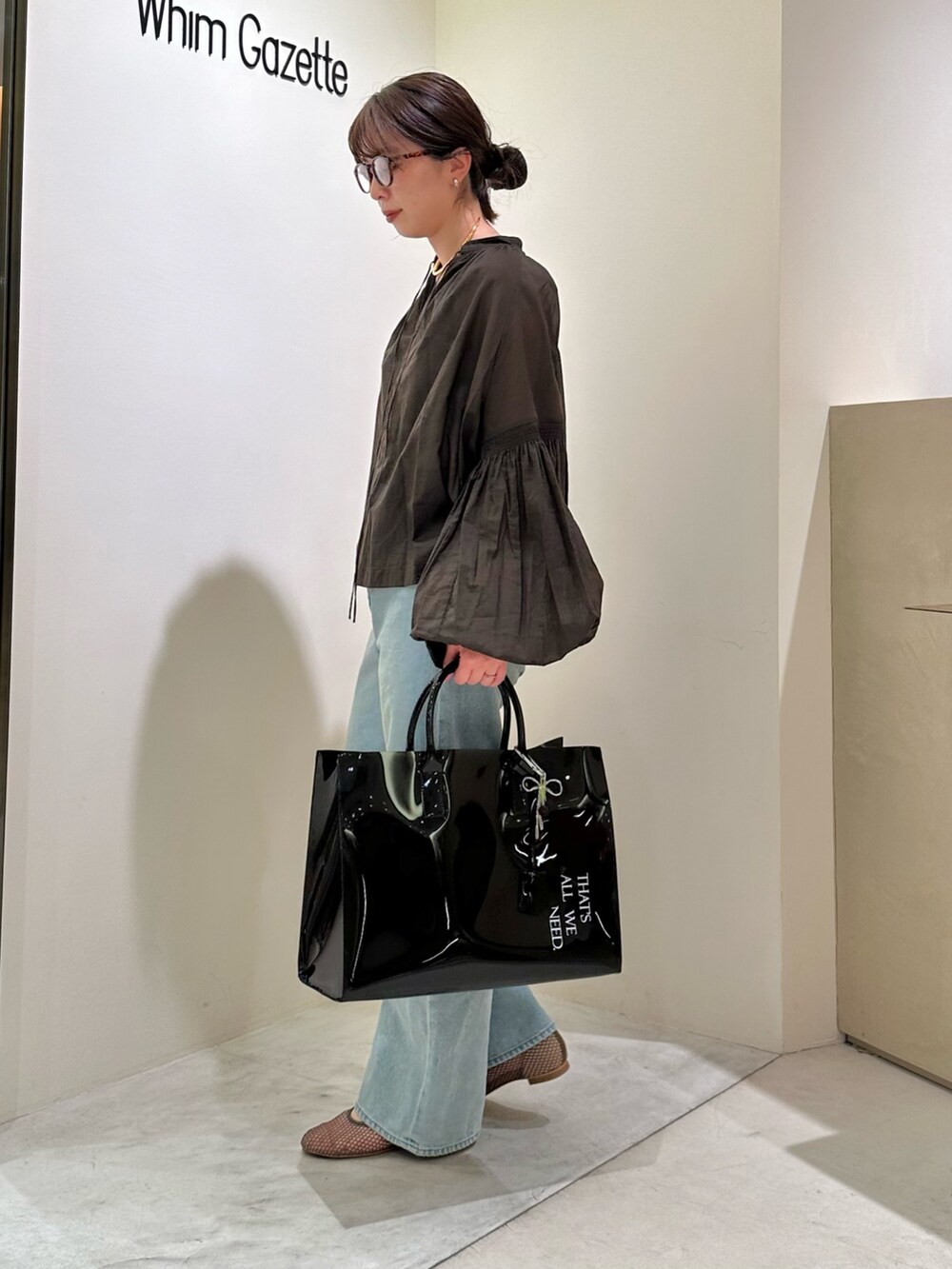 「春色、春めき満開コーデ、トートバッグ、春コーデ、大人カジュアル、メガネ女子、休日スタイル、お出かけコーデ、シアートップス、春服コーデ、お花見コーデ、オトナ女子、ウィムガゼット、whimgazette、きれいめカジュアル」｜「Whim Gazetteの【Hoaw.】チョーカー（チョーカー、ゴールド系）」を使った、髙橋さん（レディース・158cm）の春コーディネートの2枚目の写真