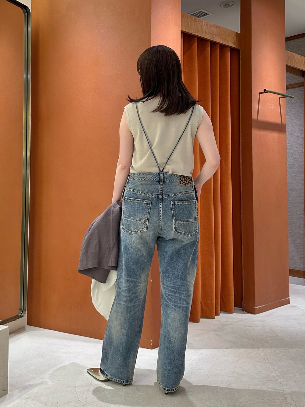 「春めき満開コーデ、春色、休日スタイル、お出かけコーデ、大人カジュアル、シンプルスタイル、ママファッション、キレイめ、ベージュ、おでかけコーデ、シアー、オールインワン、デニムコーデ、ジャケット、ジャケットスタイル」｜「Whim Gazetteのラミーダブルジャケット（テーラードジャケット、グレー系）」を使った、髙橋さん（骨格ストレート・レディース・158cm）の春コーディネートの7枚目の写真