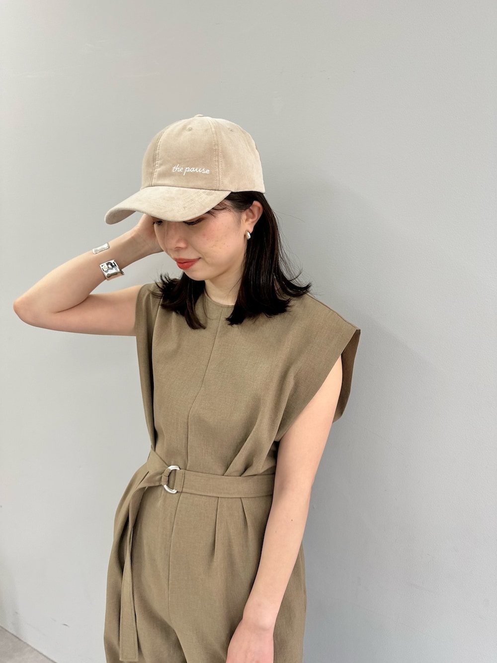 「春コーデ、お出かけコーデ、休日スタイル、パンツコーデ、大人可愛い、ゆるコーデ、ラクチンコーデ、大人女子、リラックススタイル、30代ファッション、30代コーデ、ウィムガゼット、whimgazette、オールインワン、ジャンプスーツ」|「THE PAUSEの【THE PAUSE】ドライタッチオールインワン(つなぎ/オールインワン、ブラウン系)」を使った、髙橋さん(骨格ストレート・レディース・158cm)の春コーディネートの5枚目の写真