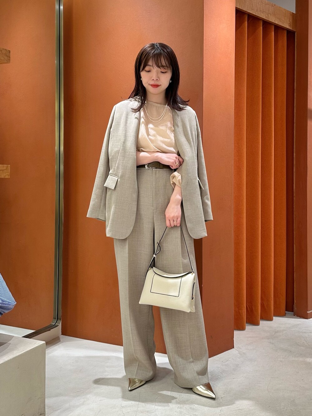 「ウィムガゼット、whimgazette、シアートップス、春服、大人女子、お出かけコーデ、大人かわいい、きれいめコーディネート、30代コーデ、セットアップ、ジャケット、ジャケットスタイル、ブラウス、オフィスカジュアル、通勤コーデ」|「Whim Gazetteのジュートライクノーカラージャケット(ノーカラージャケット、ベージュ系)」を使った、髙橋さん(骨格ストレート・レディース・158cm)の春コーディネートの3枚目の写真