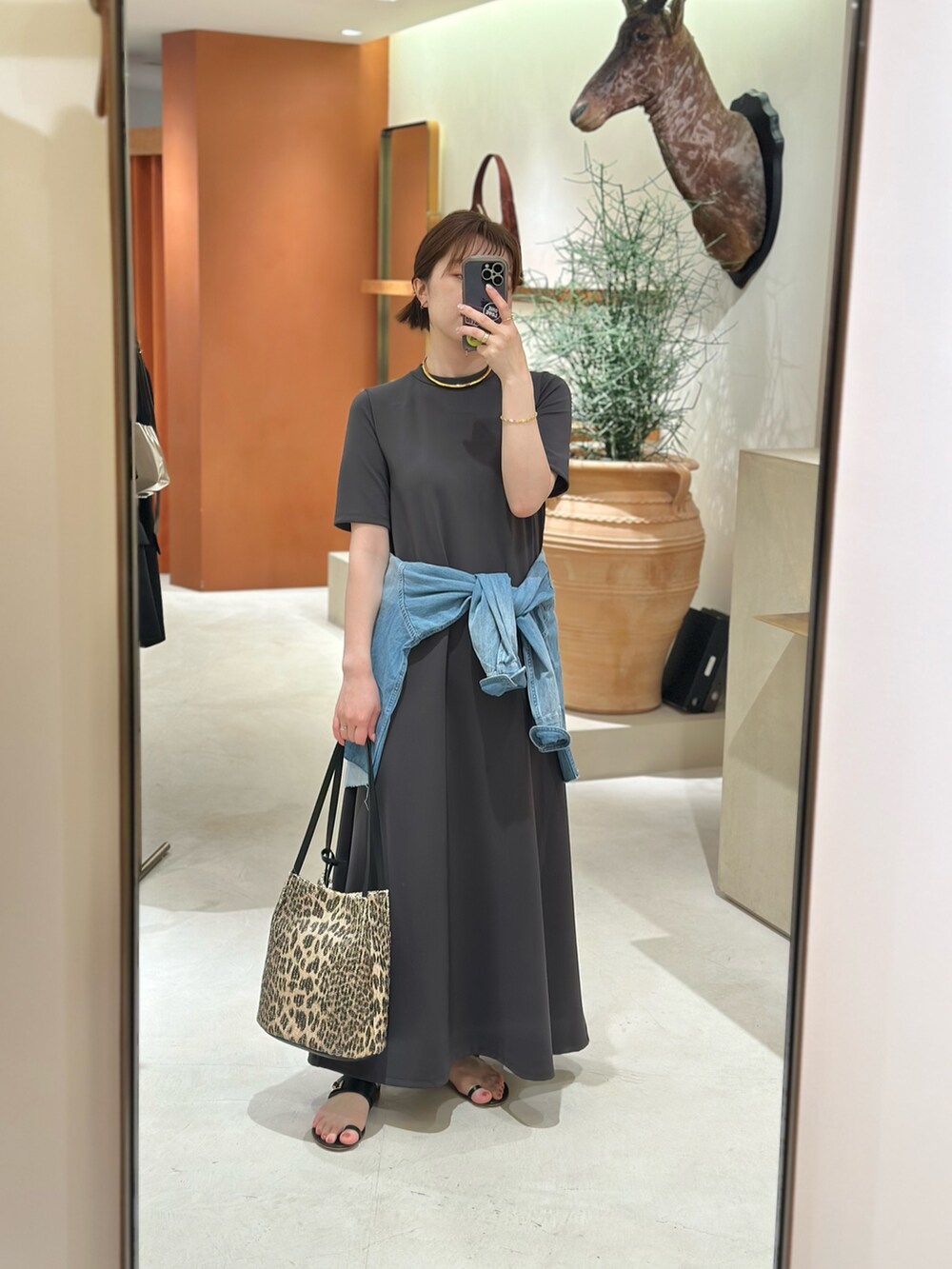 「大人カジュアル、春夏コーデ、シンプルコーデ、ワンピース、きれいめカジュアル、休日スタイル、おでかけコーデ、オトナカジュアル、夏コーデ、ワンピーススタイル、カジュアルスタイル、デニム、デニムシャツ、ウィムガゼット、whimgazette」｜「Whim Gazetteのポンチフレアワンピース（ワンピース、グレー系）」を使った、髙橋さん（レディース・158cm）の春コーディネートの7枚目の写真