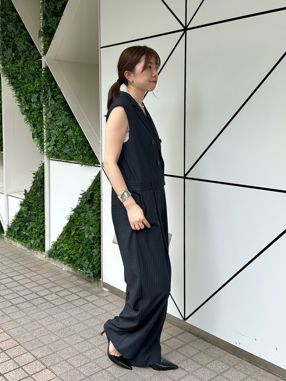 「シンプルコーデ、きれいめカジュアル、お出かけコーデ、オトナカジュアル、きれいめコーデ、モノトーンコーデ、ウィムガゼット、whimgazette、オールインワン、ネイビー、キレイめ、骨格ストレート、シルバーアクセサリー、30代コーデ、ママコーデ」|「Whim Gazetteの【Hoaw.】チョーカー(チョーカー、シルバー系)」を使った、髙橋さん(レディース・158cm)の春コーディネートの4枚目の写真