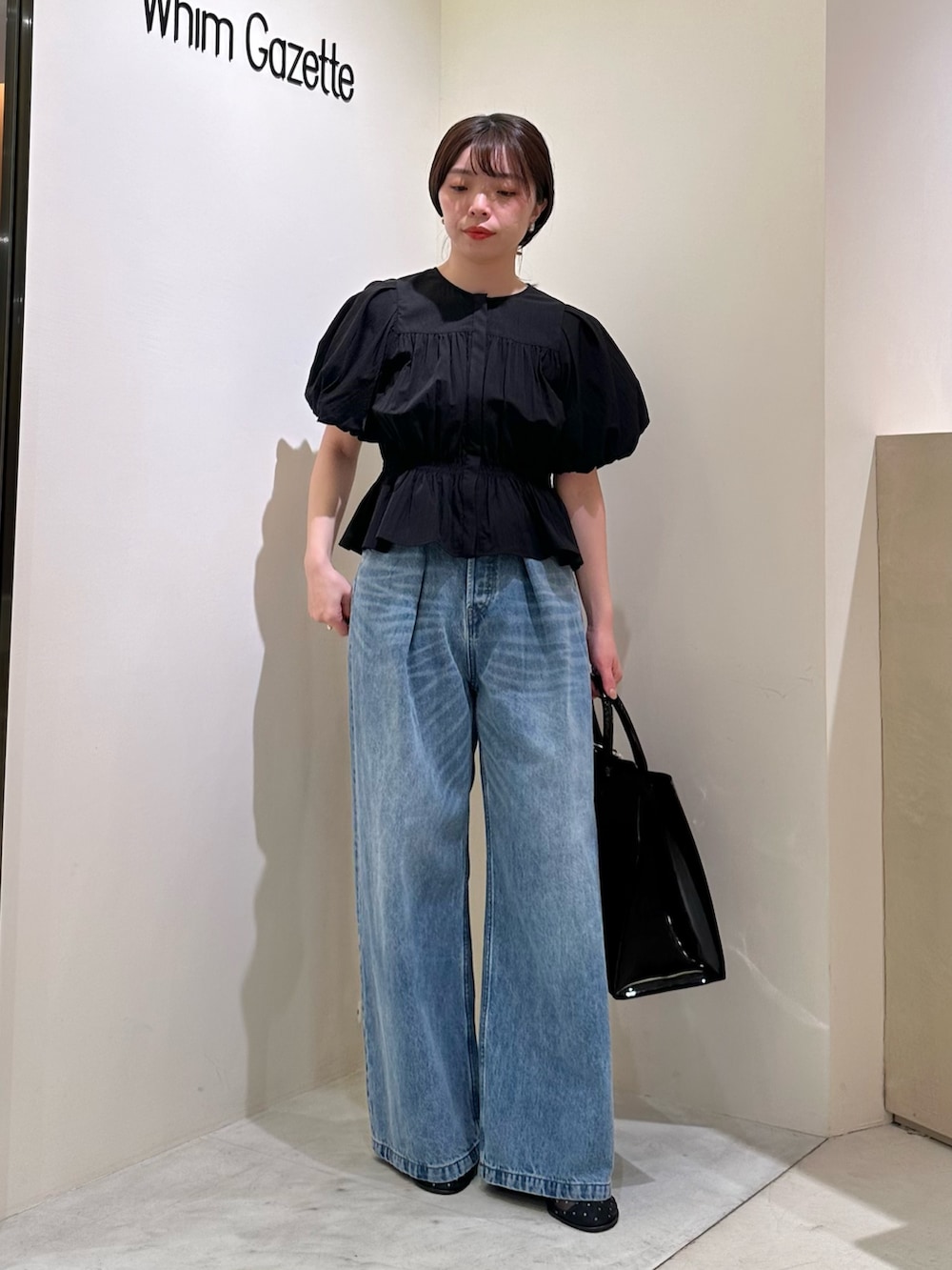 「春コーデ、春めき満開コーデ、春服コーデ、おでかけコーデ、大人ファッション、お花見コーデ、大人ガーリー、大人かわいい、ウィムガゼット、whimgazette、デニム、デニムパンツ、デニムコーデ、ブラウス、パフスリーブ」｜「THE PAUSEの【THE PAUSE】パフスリーブブラウス（シャツ/ブラウス、ブラック系）」を使った、髙橋さん（骨格ストレート・レディース・158cm）の春コーディネートの5枚目の写真
