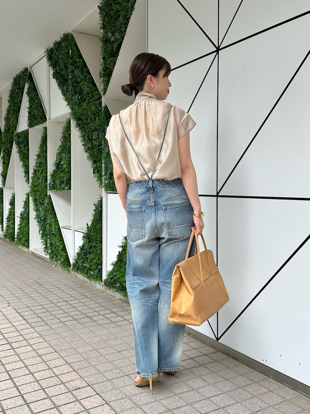 「春色、春めき満開コーデ、休日スタイル、お出かけコーデ、シアートップス、大人カジュアル、オトナ女子、オトナカジュアル、カジュアルスタイル、大人ガーリー、ママファッション、ボウタイブラウス、ウィムガゼット、オールインワン、デニム」｜「Whim Gazetteのデニムオールインワン2（つなぎ/オールインワン、ブルー系）」を使った、髙橋さん（レディース・158cm）の春コーディネートの3枚目の写真