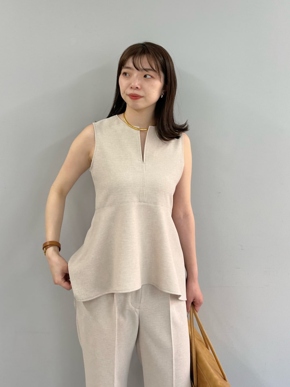 「春コーデ、パンツスタイル、オトナカワイイ、シンプルコーデ、大人ガーリー、春カラー、きれいめカジュアル、お仕事コーデ、オフィスカジュアル、ウィムガゼット、whimgazette、セットアップ、ぺプラムトップス、レオパード、ママコーデ」|「Whim Gazetteのストレッチブッチャーパンツ(スラックス、ピンク系)」を使った、髙橋さん(骨格ストレート・レディース・158cm)の春コーディネートの5枚目の写真
