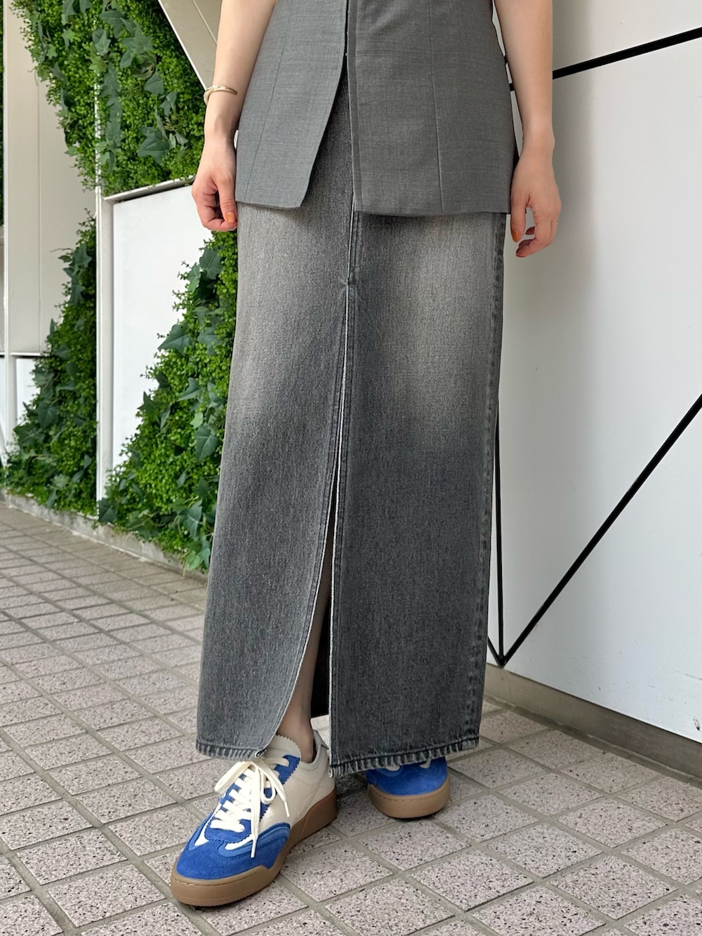 「デニム、ノースリーブ、シンプルコーデ、きれいめカジュアル、夏コーデ、お出かけコーデ、カジュアルスタイル、オトナ女子、休日スタイル、大人コーデ、30代コーデ、ジレ、デニムスカート、スニーカー、ウィムガゼット」｜「Whim Gazetteの【THESING】キャンバススエードスニーカー（スニーカー、ブルー系）」を使った、髙橋さん（レディース・158cm）の夏コーディネートの6枚目の写真
