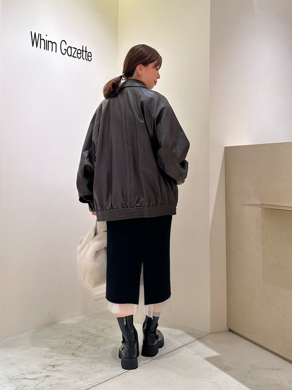 「レザー、秋服準備はじめました、きれいめカジュアル、お出かけコーデ、レイヤードスタイル、ニットベスト、ブーツ、秋コーデ、ブルゾン、タイトスカート、whimgazette、ウィムガゼット、ロゴT、オトナカジュアル、30代コーデ」|「Whim GazetteのリラックスロゴTシャツ(Tシャツ/カットソー、グレー系)」を使った、髙橋さん(レディース・158cm)の秋コーディネートの3枚目の写真